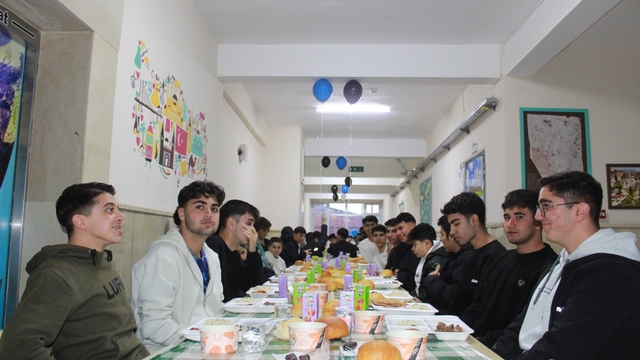 Siirt'te öğrenciler ve öğretmenler iftar sofrasında buluştu