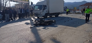 Kamyonet ile çarpışan motosikletin sürücüsü hayatını kaybetti