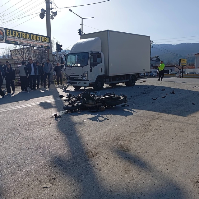 Kamyonet ile çarpışan motosikletin sürücüsü hayatını kaybetti