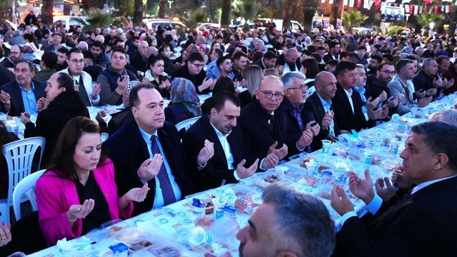 Turgutlu'da yüzlerce kişi iftar sofrasında buluştu