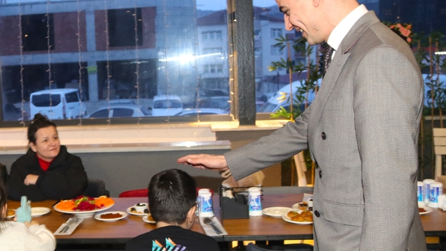 Taşova Kaymakamı Kartal, çocuklarla iftar yaptı