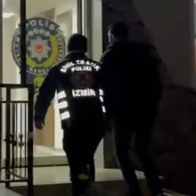 İzmir'de drift yaparken dükkana çarpan sürücü yakalandı