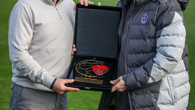 Trabzonspor Teknik Direktörü Fatih Tekke'ye TFF'den sosyal sorumluluk ödülü