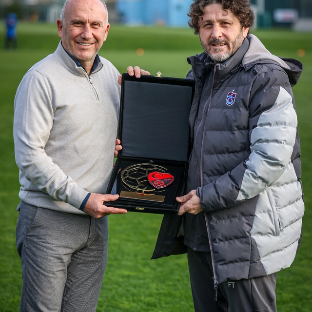 Trabzonspor Teknik Direktörü Fatih Tekke'ye TFF'den sosyal sorumluluk ödülü