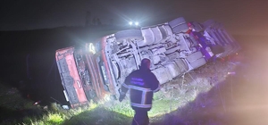 Mardin'de tır devrildi: 1 yaralı
