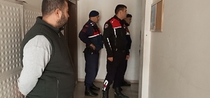 Firari hükümlü kapıyı açmayınca, jandarma çilingir vasıtasıyla içeri girdi