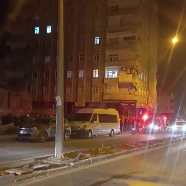 Zeminde kayma olduğu iddiasıyla 8 katlı bina tahliye edildi