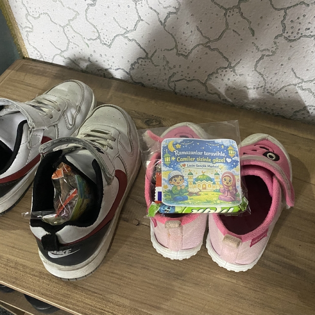 Teravih sonrası ayakkabılardan çıkan hediyeler çocukları sevindirdi