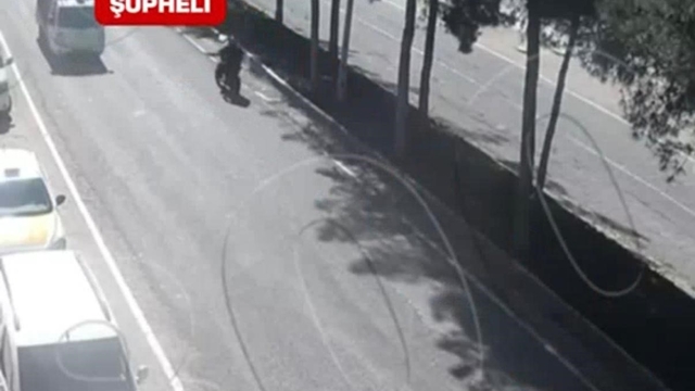 O kaçtı, polis böyle kovaladı: 'Dur' ihtarına uymamaktan 200 bin TL ceza
16 bin TL'lik cezadan kaçarken 200 bin TL ceza yedi, aday sürücü belgesi daimi iptal edildi