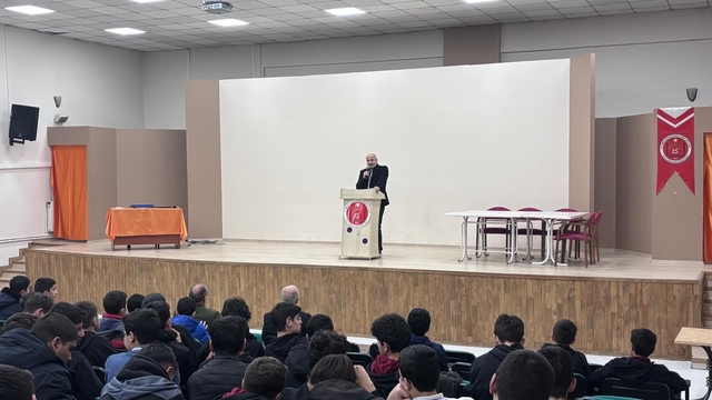 Erzincan'da öğrencilere "Ramazan ve Hayatımıza Yansımaları" konferansı verildi