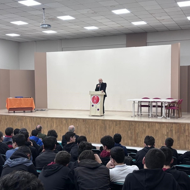 Erzincan'da öğrencilere "Ramazan ve Hayatımıza Yansımaları" konferansı veri...