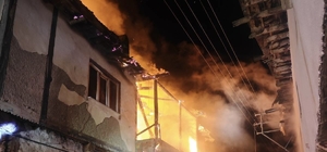 Uşak'ta iki katlı evde çıkan yangın söndürüldü