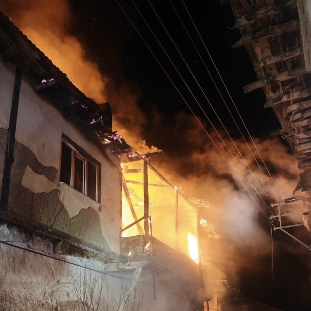 Uşak'ta iki katlı evde çıkan yangın söndürüldü