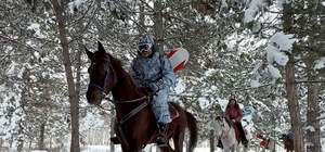 Karlı arazide önce safari, ardından atlarla snowboard keyfi