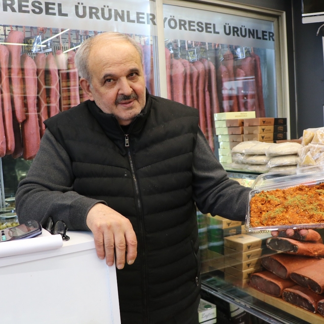 Kayseri'de ramazanın vazgeçilmezi sucuk içi, iftar sofralarını süslüyor