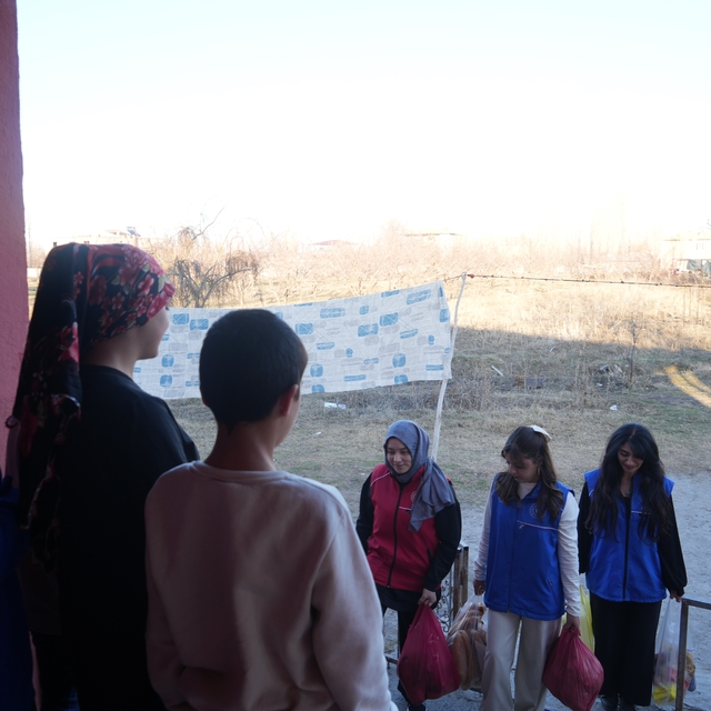 Iğdır'da gönüllüler Ramazan'da yetim ailelerle gönül sofrası kuruyor