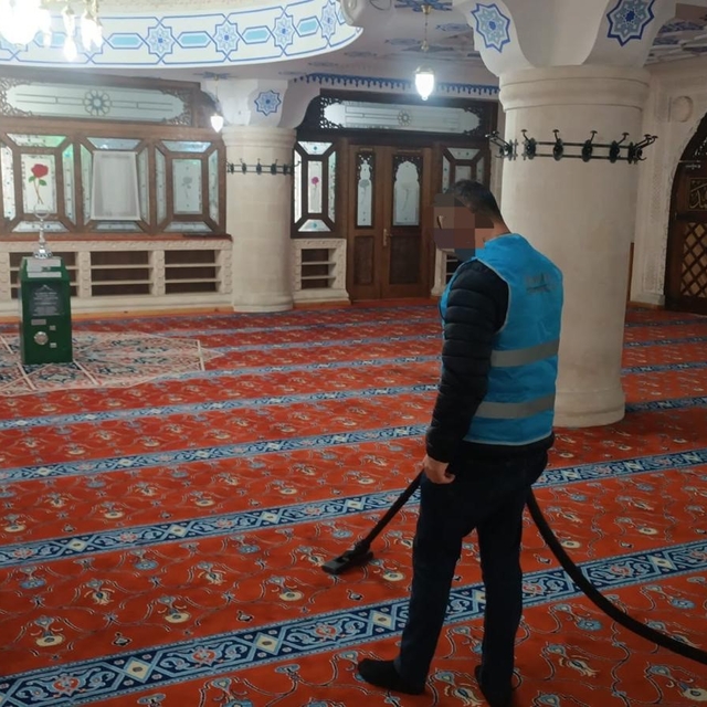Yükümlülerden camilerin temizliğine destek
