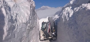 Van'ın İran sınır hattındaki askeri üs bölgelerinde 4 metre karla mücadele