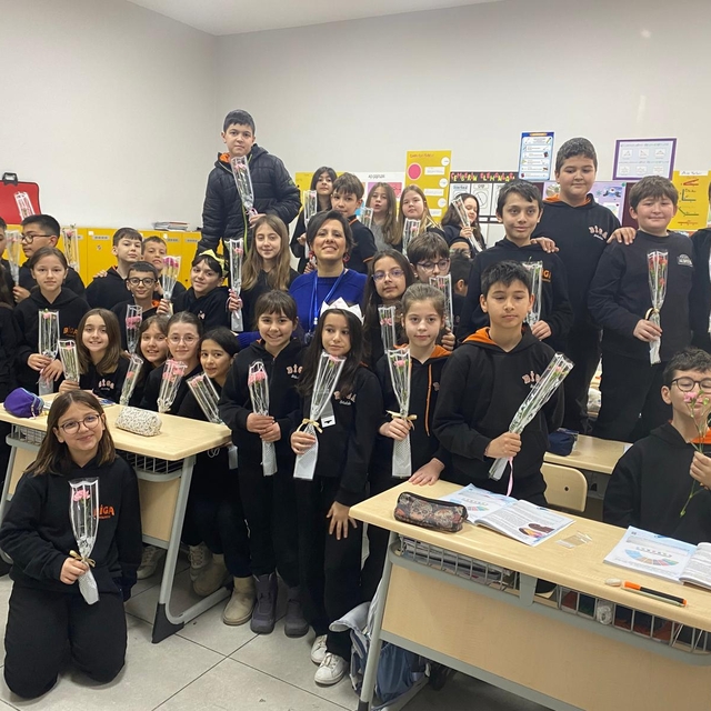 Biga'da öğrenciler, İstanbul'da bıçaklı saldırıda yaşamını yitiren öğretmen...