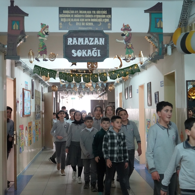 Bayburt'ta öğrenciler Ramazan ruhunu okula taşıdı: Koridorda 'Ramazan Sokağ...