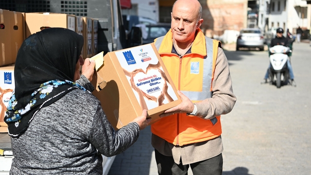 Kuşadası Belediyesi'nden 3 bin 500 aileye Ramazan yardımı