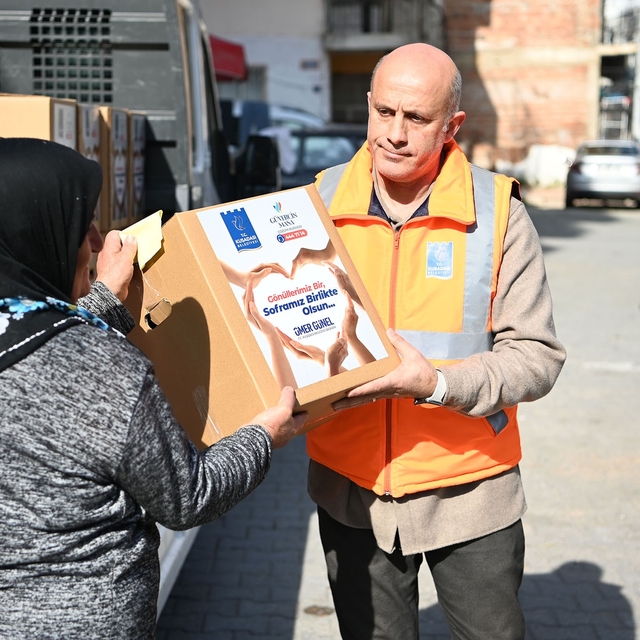 Kuşadası Belediyesi'nden 3 bin 500 aileye Ramazan yardımı