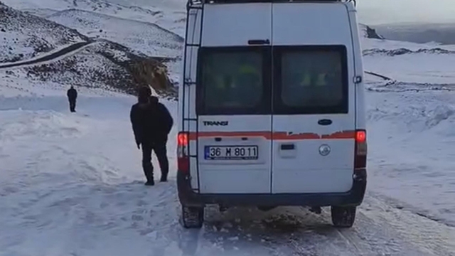 Kars'ta tipi nedeniyle 10 araç yolda mahsur kaldı