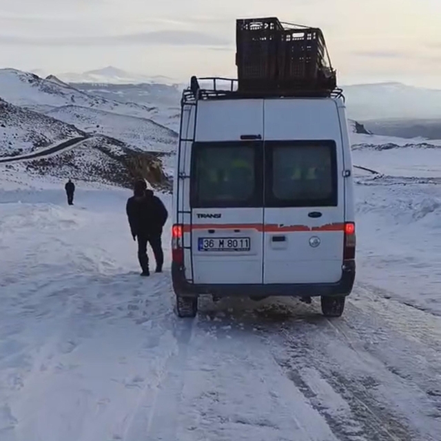 Kars'ta tipi nedeniyle 10 araç yolda mahsur kaldı