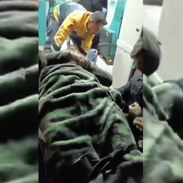 Beton santralinde beline kadar kuma gömülen işçiyi itfaiye kurtardı