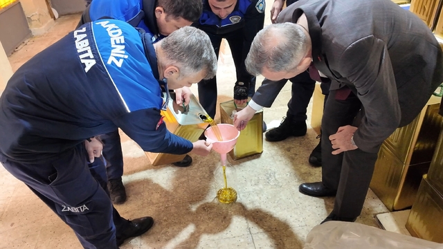 Mersin'de depoda 4,5 ton sahte zeytinyağı ele geçirildi