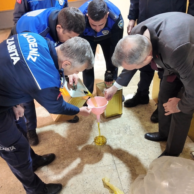 Mersin'de depoda 4,5 ton sahte zeytinyağı ele geçirildi