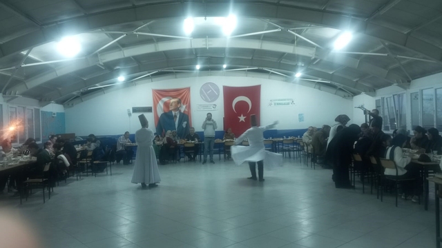 İftar sonrası öğrencilerden semazen gösterisi ve Ramazan manileri