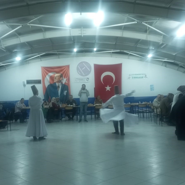 İftar sonrası öğrencilerden semazen gösterisi ve Ramazan manileri