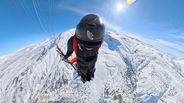 Yarasa adam Ergan Dağı Kayak Merkezi'nde uçtu