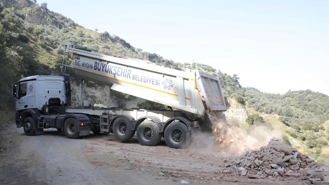 İncirliova'da çökme yaşanan yolda çalışmalar sürüyor