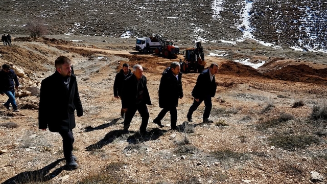 Darende'de stabilize yol çalışmaları için saha incelemesi