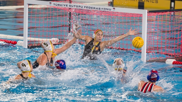 Göztepe'nin Avrupa zaferine Başkan Tugay da eşlik etti