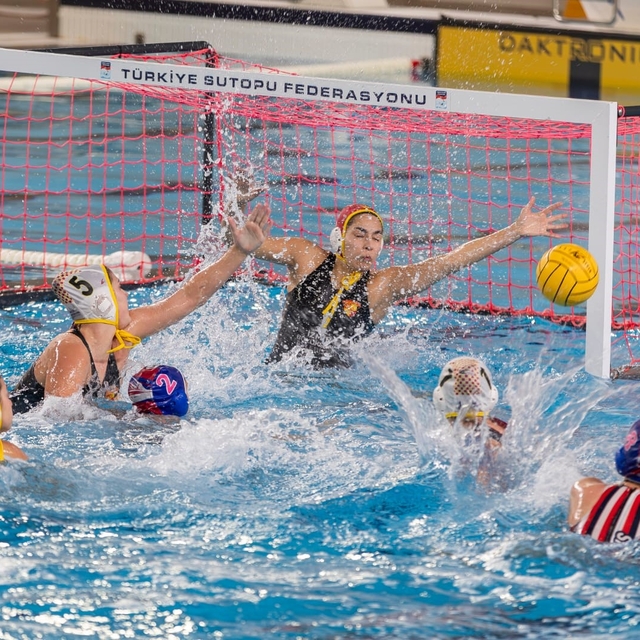 Göztepe'nin Avrupa zaferine Başkan Tugay da eşlik etti