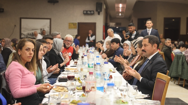 Asrın felaketinde öksüz ve yetim kalan çocuklar iftar sofrasında bir araya geldi
Vali Masatlı, Dünya Yetimler Günü'nde öksüz ve yetim çocuklarla birlikte iftar yaptı