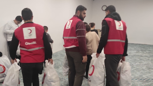 Türk Kızılay Baskil Şubesi'nden Kur'an kursu öğrencilerine kıyafet desteği