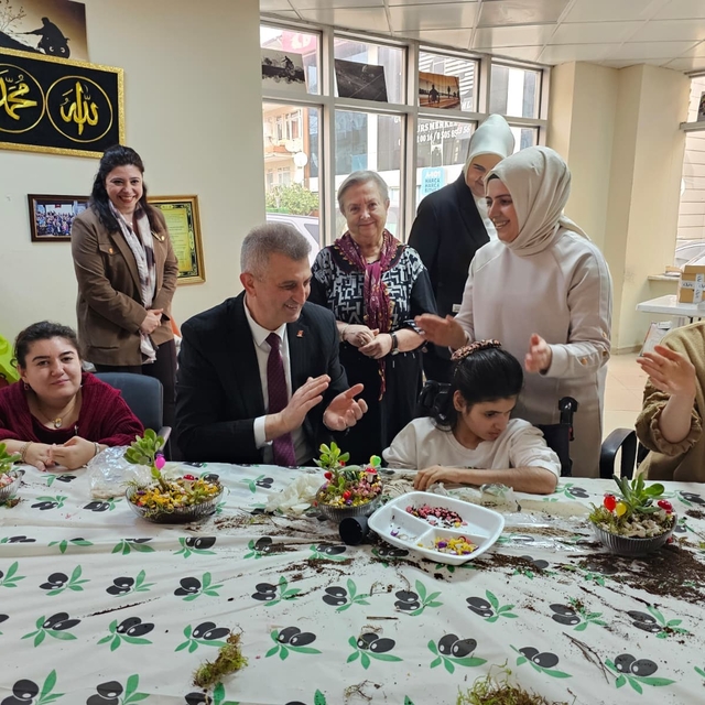 Gölcük'te engelli bireyler teraryum atölyesinde buluştu