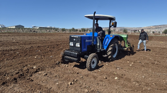 Gaziantep'te nohut ekimi başladı
Yağışlı havaların ardından tarım arazilerinde nohut ekimi mesaisi başladı