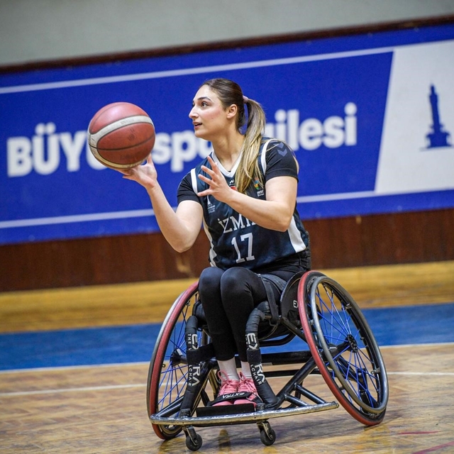 Parkede azmin ve mücadelenin simgesi: Medine Alper
Geçirdiği kaza sonucu te...