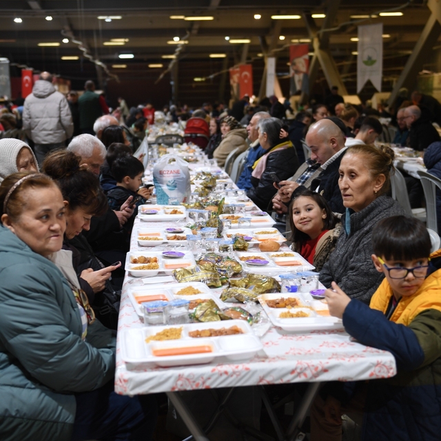 Ramazan'ın bereketi 1050 konutlar'da paylaşıldı