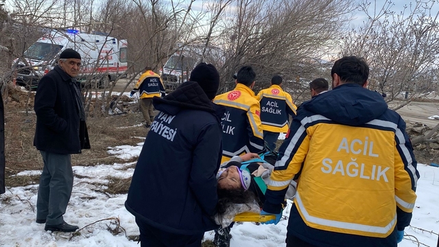 Van'da kamyonet devrildi: 2 yaralı