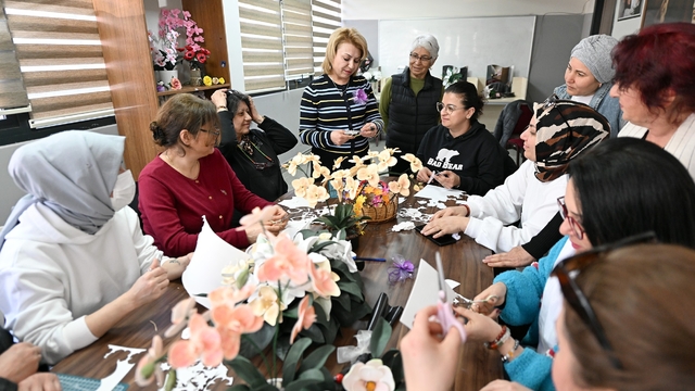 Mersin'de kadınlar yapay çiçek kursuyla üretip kazanıyor