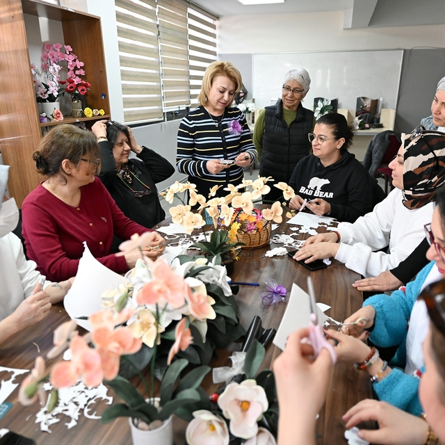 Mersin'de kadınlar yapay çiçek kursuyla üretip kazanıyor