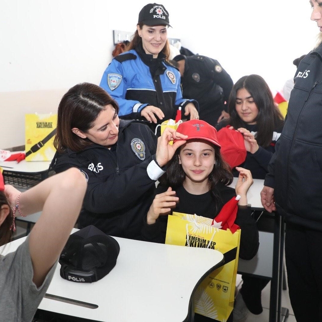 Bursa'da öğrencilere polislik tanıtımı ve güvenlik bilgilendirmesi