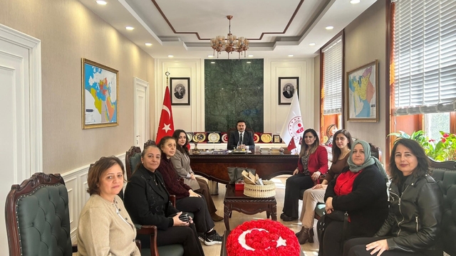 Gökçeadalı kadınlardan Kaymakam Acar'a el emeği hediyesi