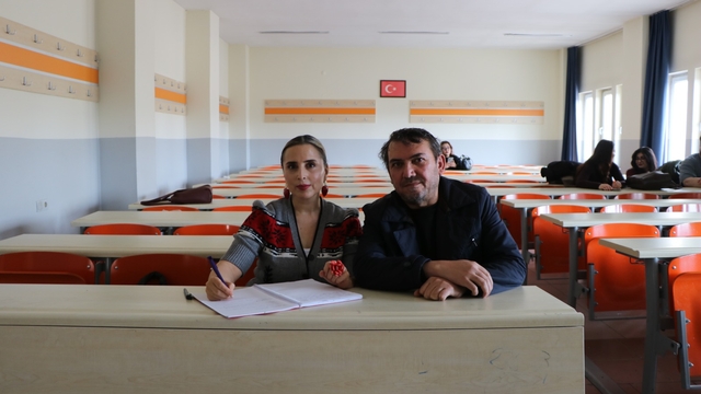 Kayseri'de 27 yıldır evli çift, üniversitede sıra arkadaşı oldu